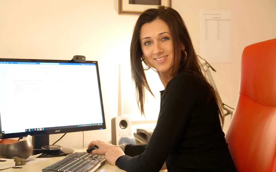 La dott.ssa Simona Persi alla scrivania dello studio